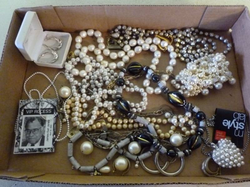 lot 390 image: Jewelry