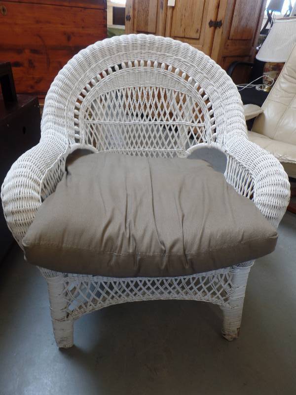 lot 6 image: Wicker Chair
