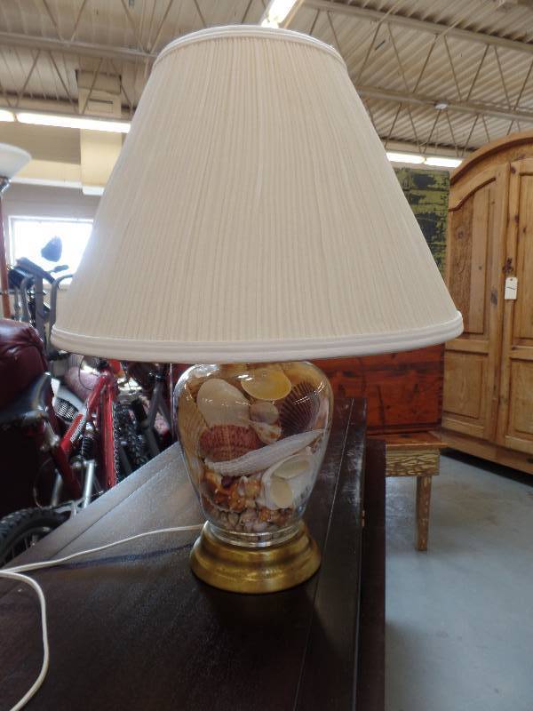 lot 7 image: Lamp
