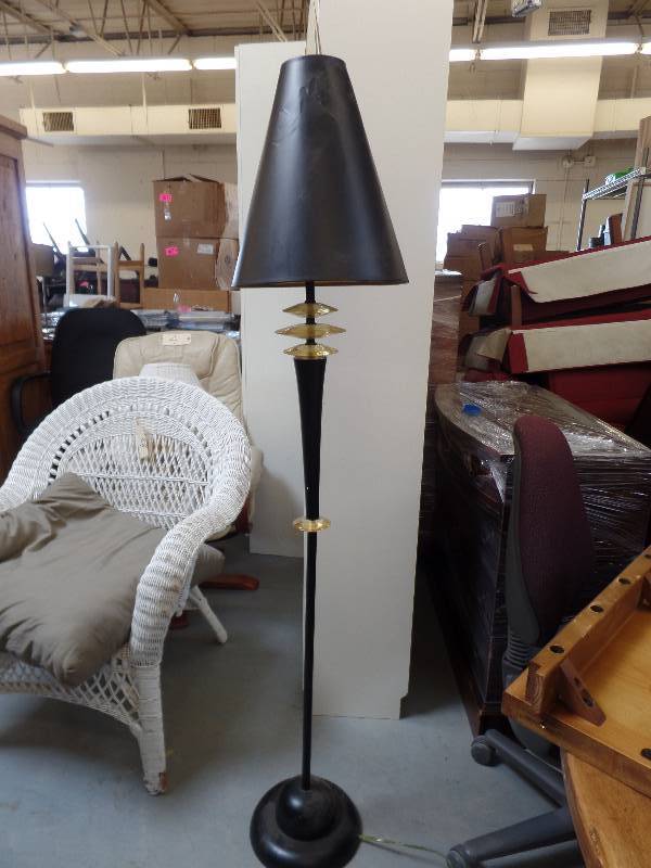 lot 9 image: Lamp
