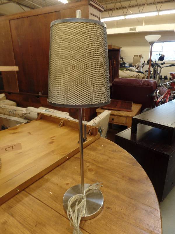 lot 13 image: Lamp