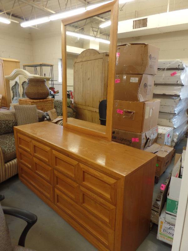 lot 15 image: Dresser