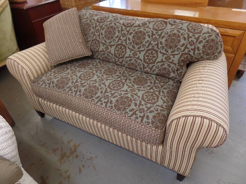 lot 18 image: Love Seat