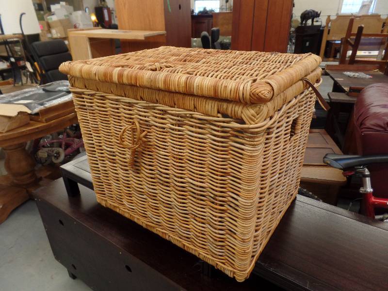 lot 20 image: Wicker Basket