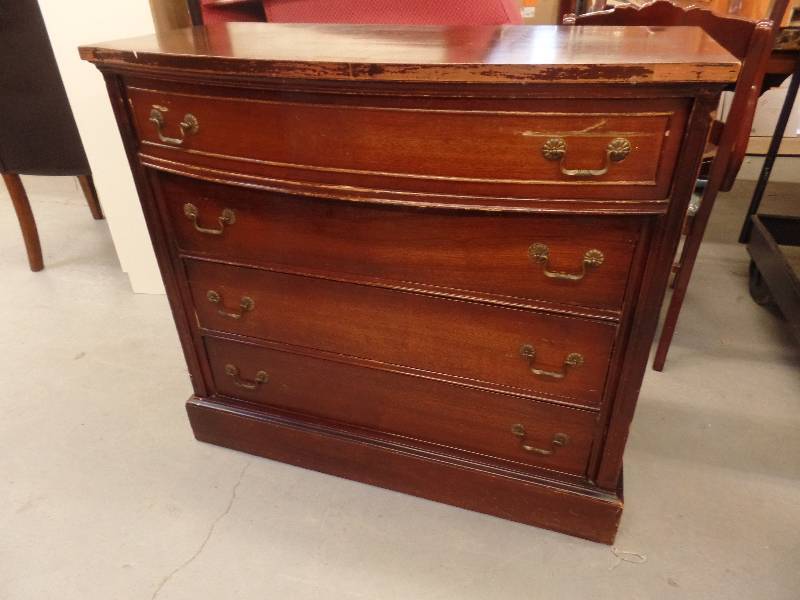 lot 23 image: Small Dresser