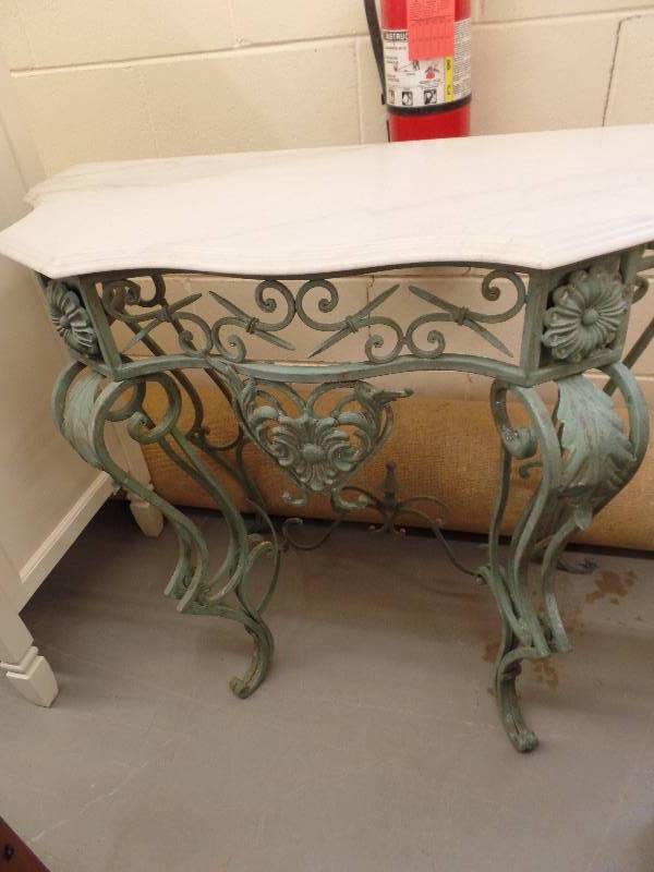 lot 25 image: Accent Table