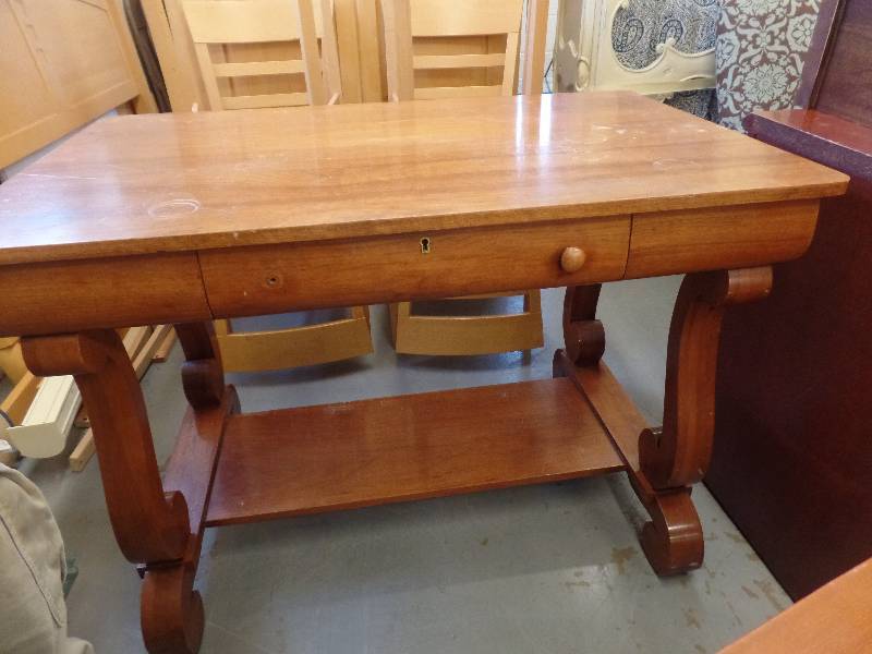 lot 26 image: Library Table