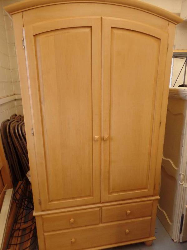 lot 27 image: Armoire