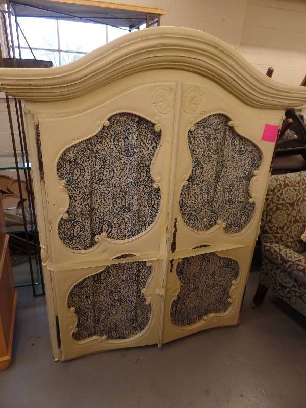 lot 28 image: Hutch