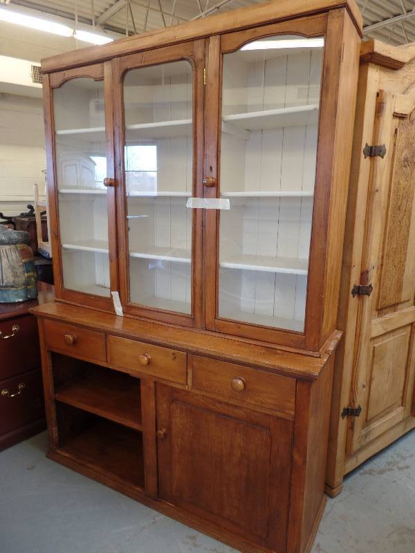 lot 33 image: Wooden Hutch
