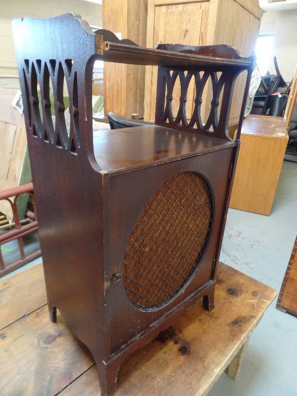 lot 37 image: Wooden Stand