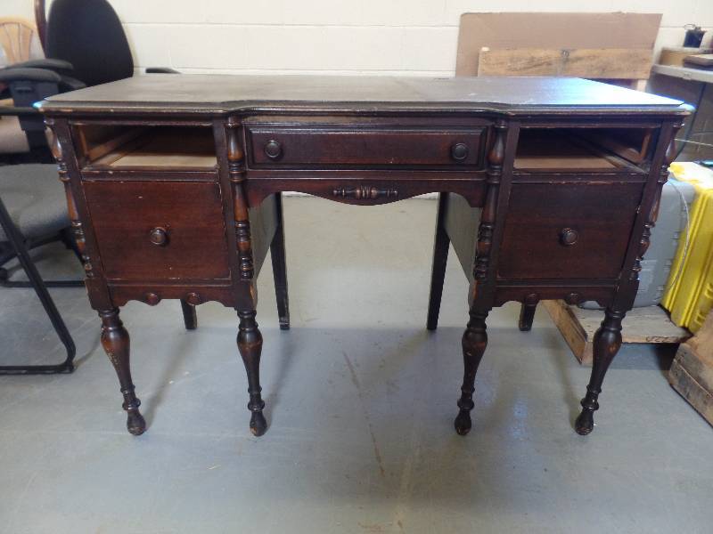 lot 38 image: Vanity