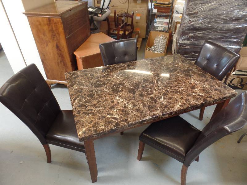 lot 41 image: Dining Set