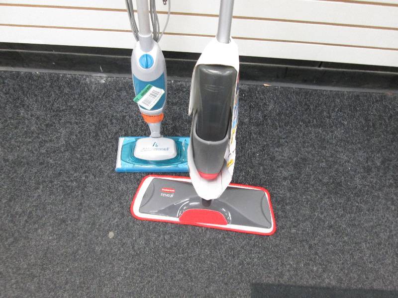 lot 104 image: Lot of 2 floor mops ( damaged handl...