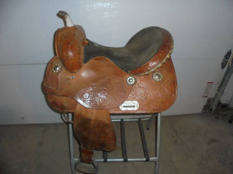 lot 8 image: Western Show Saddle -Double-T Saddlery, Light Brown Leather,  15
