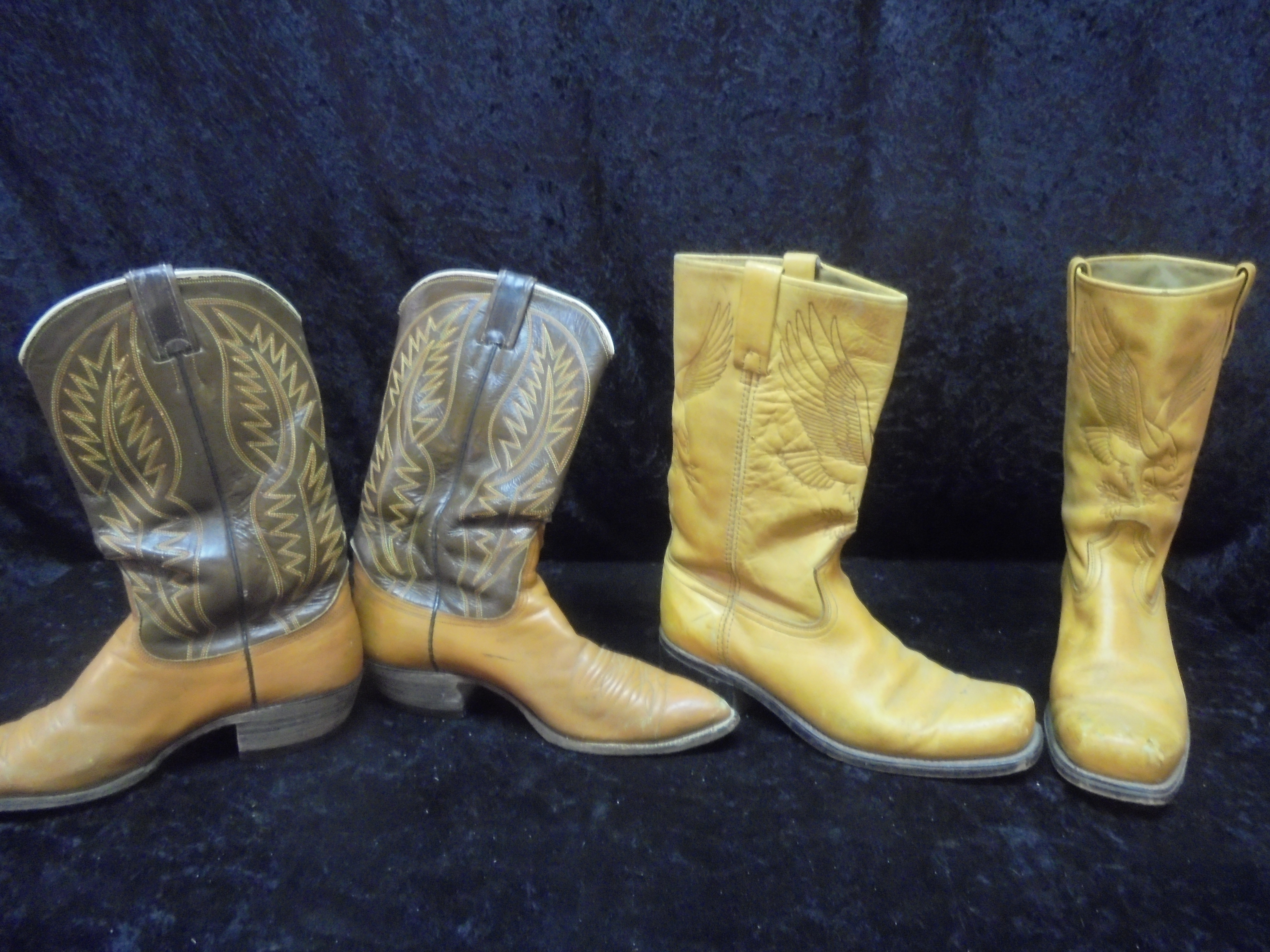 lot 15 image: Cowboy Boots - Pair -  Mens Size 9D