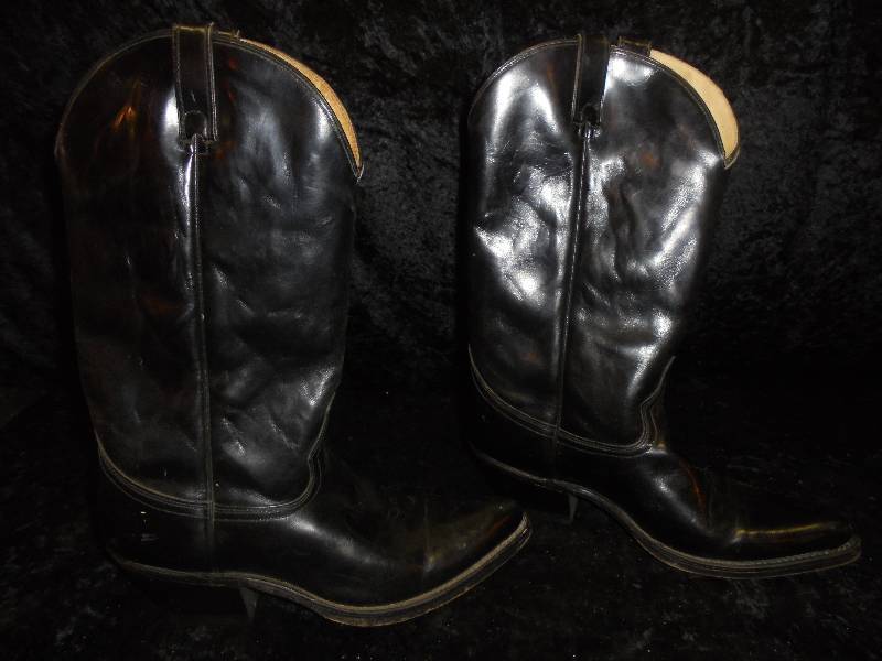 lot 21 image: Cowboy Boots - Mens Size 11