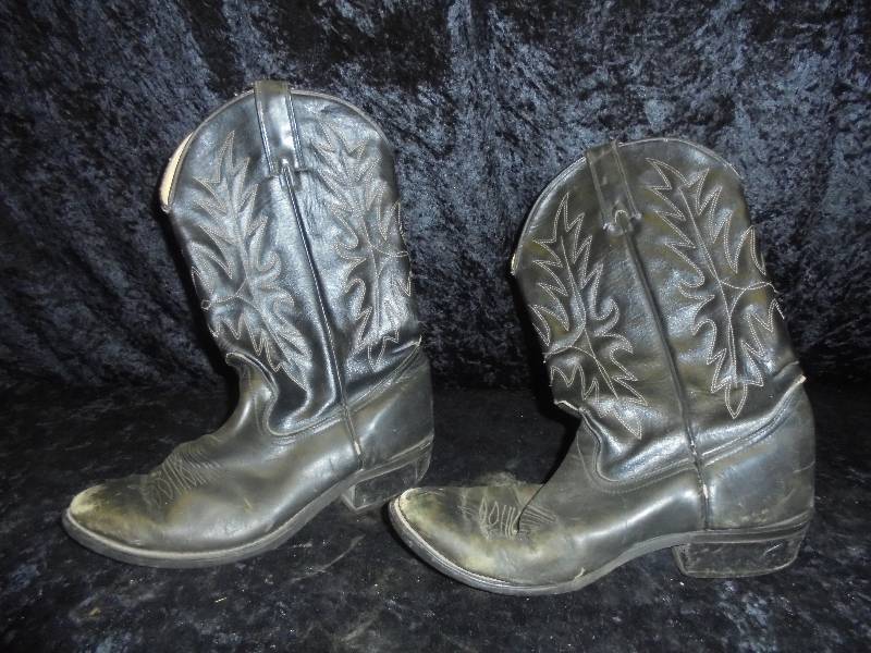 lot 23 image: Cowboy Boots - Wrangler Mens Size 9