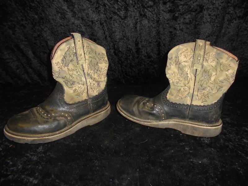 lot 36 image: Cowboy Boots - Ariat Fat Baby, Size 9
