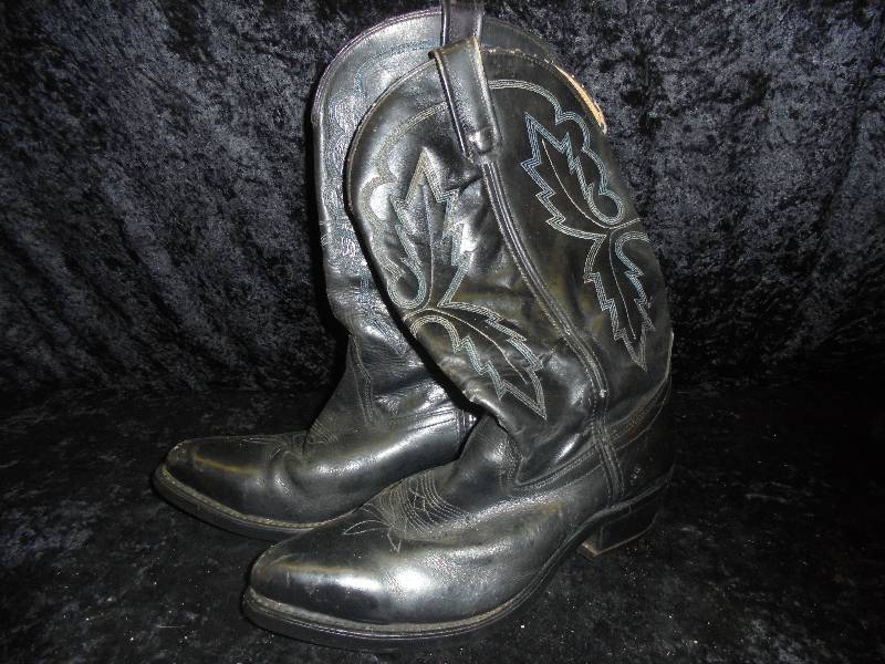 lot 38 image: Cowboy Boots - Unknown brand, Size 8.5