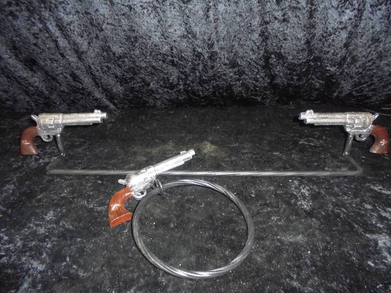 lot 44 image: Metal Pistol Towel Rack Set
