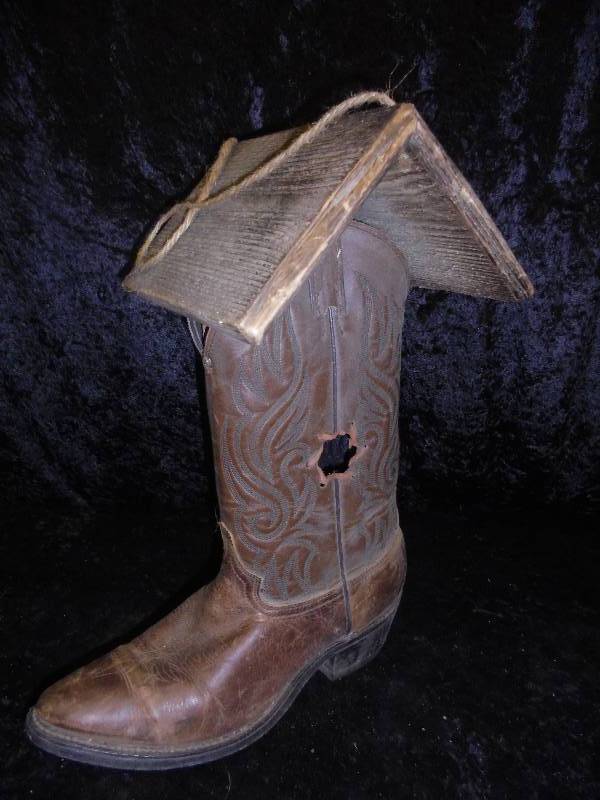 lot 45 image: Real Cowboy Boot Birdhouse