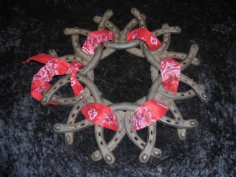 lot 50 image: HorseshoeBandana Cast Wreath