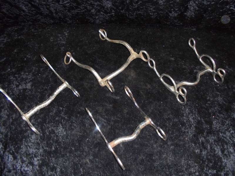 lot 78 image: Lot - 4 Western Bits