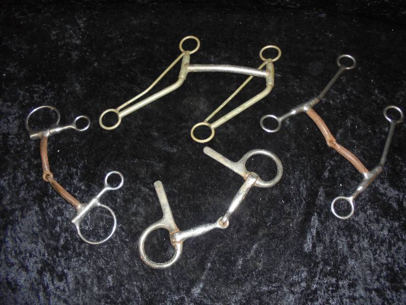 lot 79 image: Lot - 5 Broken Bits
