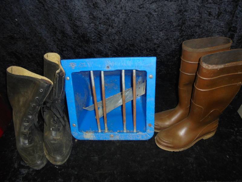 lot 123 image: Lot - Foal Feeder, Rubber Boots