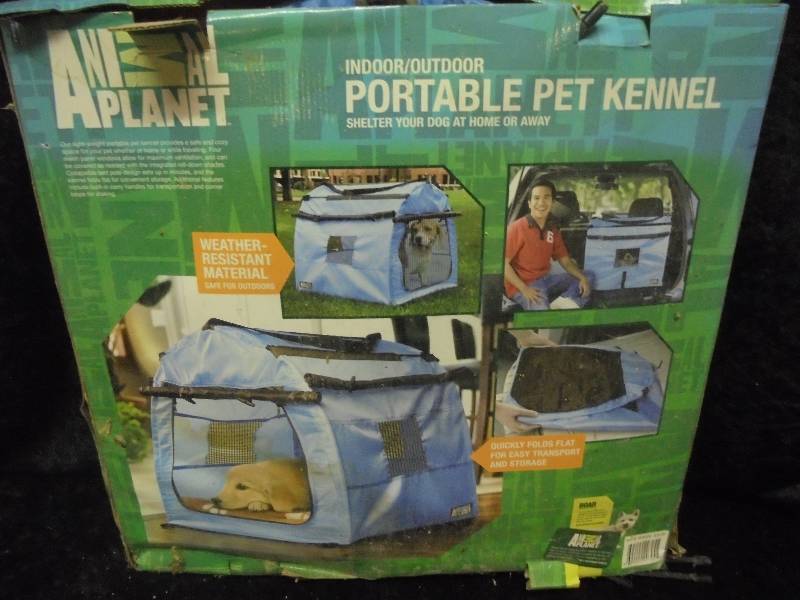 lot 140 image: Animal Planet Portable Pet Kennel