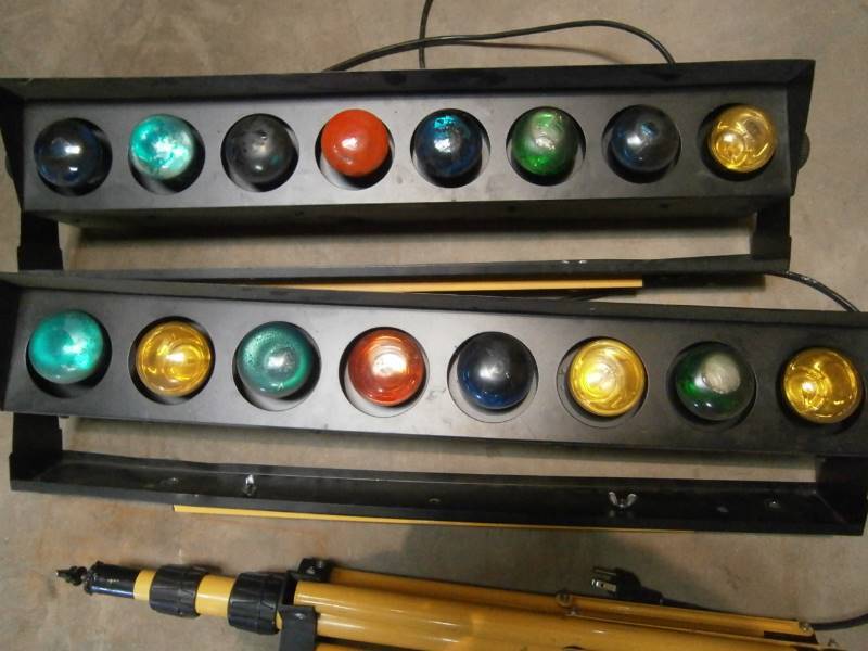 lot 4 image: 2 Eliminator Lighting 8 Bulb Stage Lights