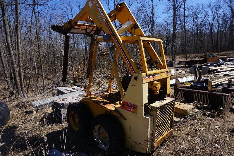 lot 5 image: Owatonna Model 440 Bobcat Skid Loader Skid Steer