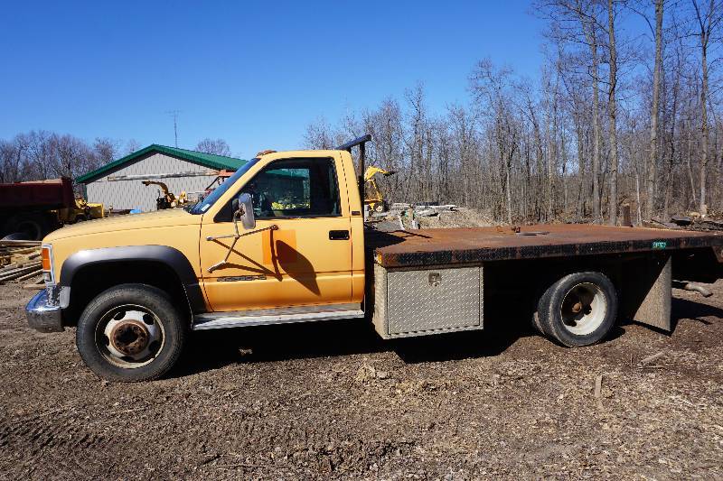 lot 4 image: 1993 Chevrolet Cheyenne 3500 HD Diesel Flat Bed Dually Work Truck