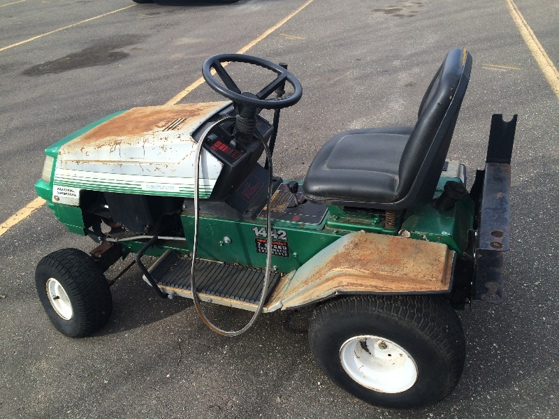 Riding Lawn Mower, includes mowing deck and leaf collector unit