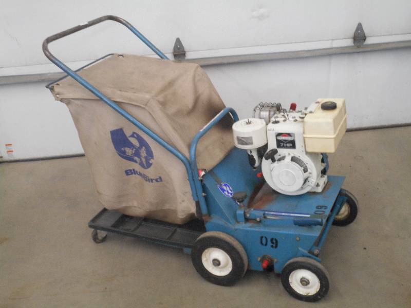 lot 3 image: Bluebird F-400 Lawn Comber, Briggs ...
