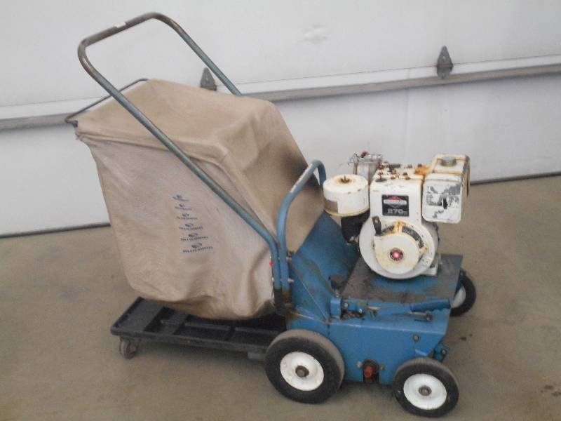 lot 4 image: Bluebird F-400 Lawn Comber, Briggs ...