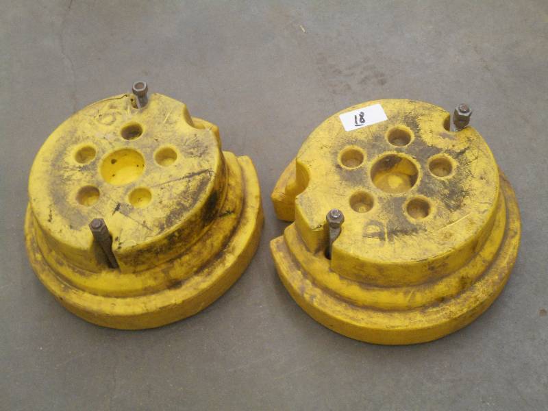 lot 18 image: Set Of (2) John Deere Lawn Tractor ...