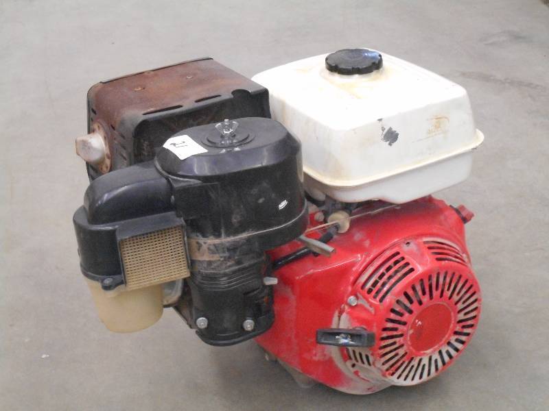 lot 21 image: Honda GX390 Commercial Gas Engine, ...