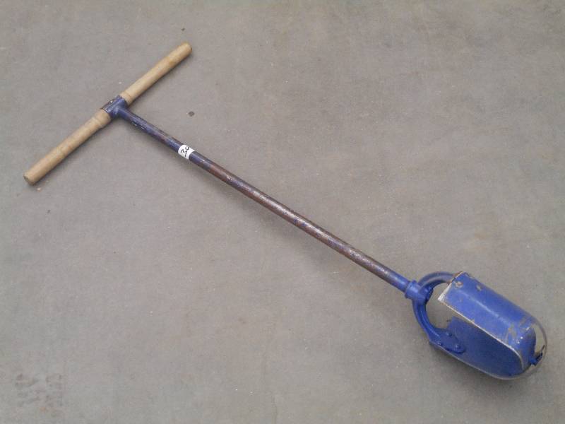 lot 30 image: Screw-Style Post Hole Digger ...
