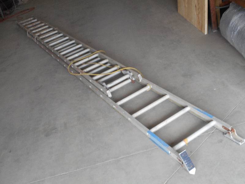 lot 55 image: 32ft Aluminum Extension Ladder, 28f...