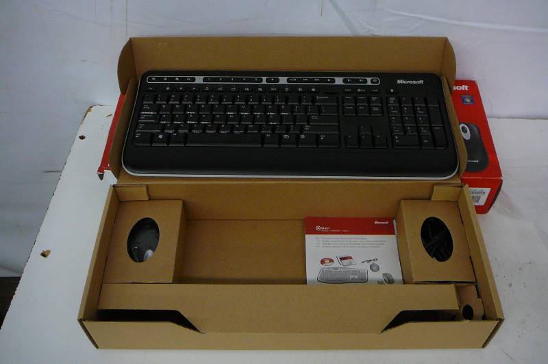 lot 16 image: Microsoft Wireless Media Desktop 1000 keyboard board - Mouse