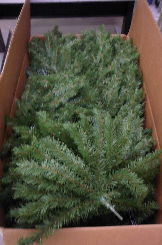 lot 18 image: 9 Tree & Stand Mountain Kin In Box