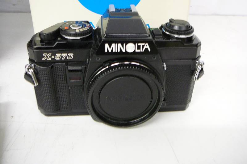 lot 19 image: Minolta X-570 35 MM Camera & Case