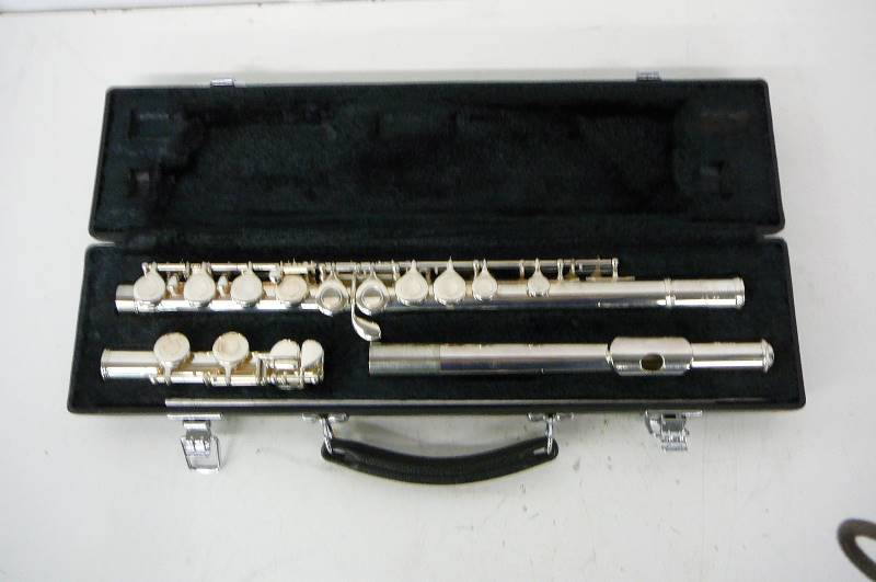 lot 34 image: Yamaha Flute & case new pads 5 years ago