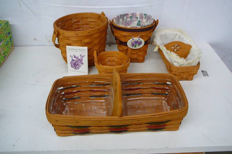 lot 55 image: Longaberger Baskets , Handmade (5) Birdhouse by Ricki Wagener