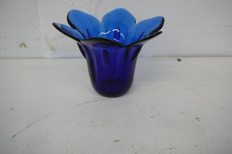 lot 64 image: Blue Glass Bowl 5 high