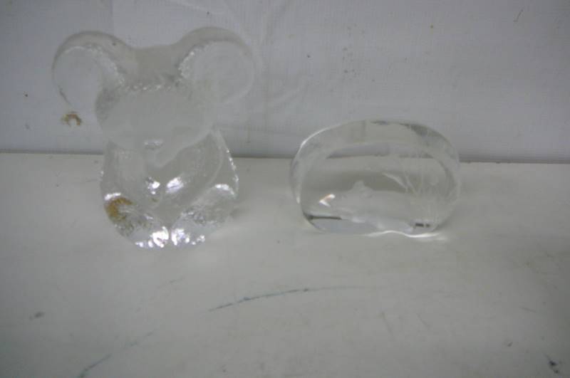 lot 69 image: Crystal mouse, bear Paper weight Kosta collection