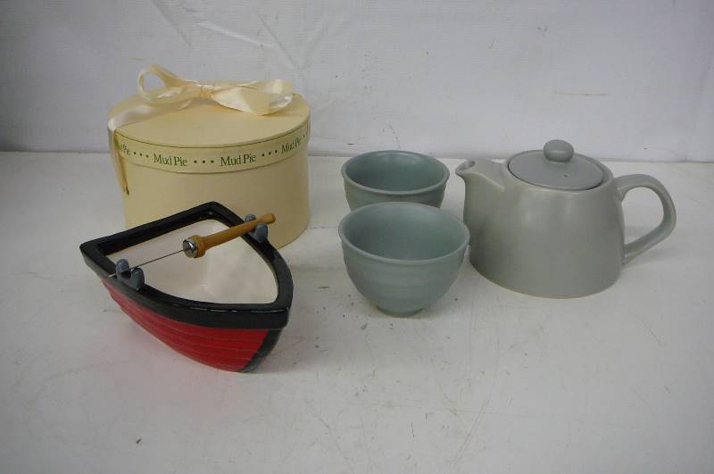 lot 76 image: Teapot & cups Little Dipper boat server, Mud pie teapot, gift box