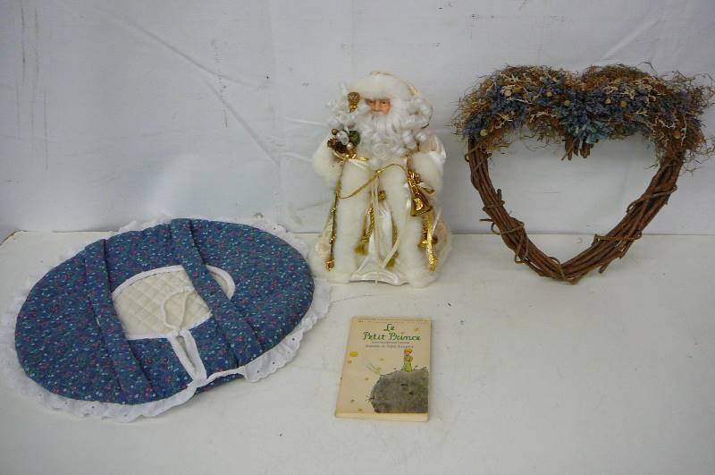 lot 85 image: Home Dcor, heart wreath, Santa, Book Le Petit Prince Book in French, Casserole Carrier